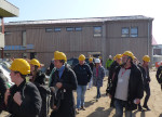   Bei Passivhaus on Tour in Weiterstadt schauen sich die Teilnehmenden eine Schule mit einem Neubau im Passivhaus-Standard sowie eine energetische Sanierung an. © Passivhaus Institut